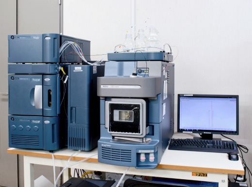 液体クロマトグラフ-タンデム型質量分析計