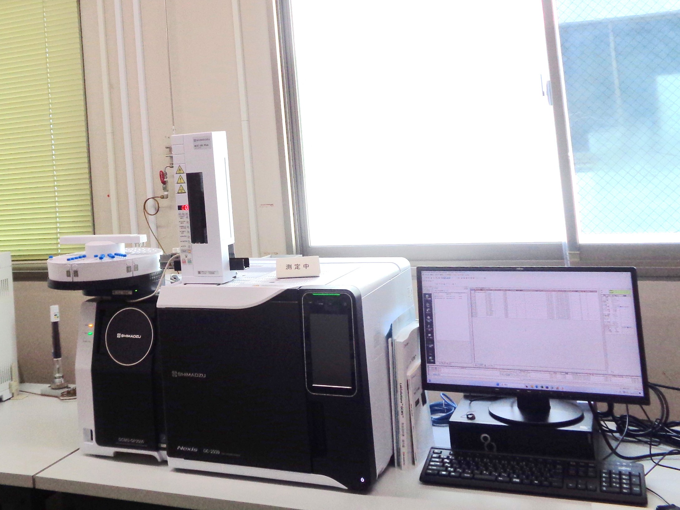 ガスクロマトグラフ<br>
質量分析計