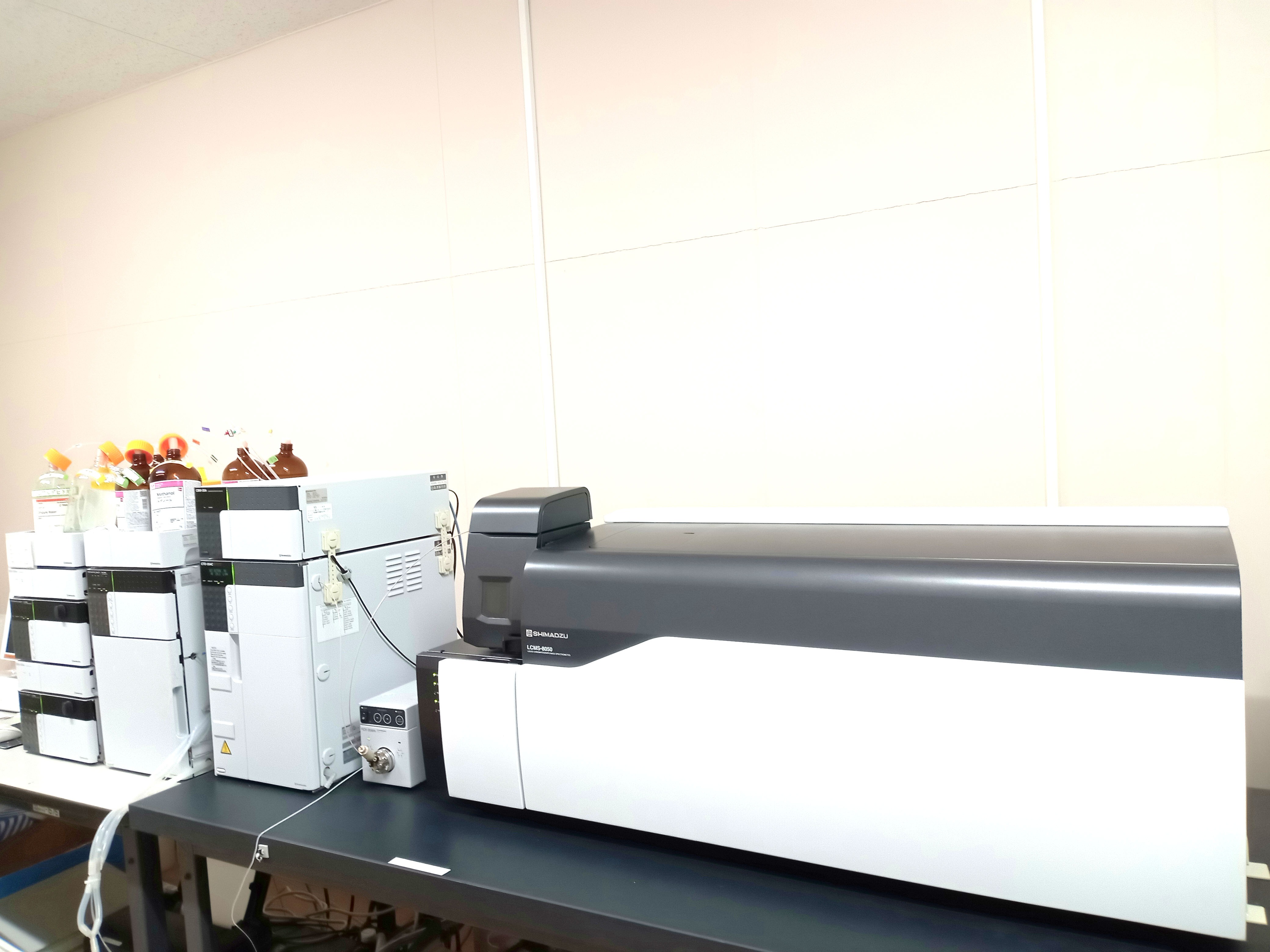 LC-MSMS<br>
(液体クロマトグラフ質量分析計)